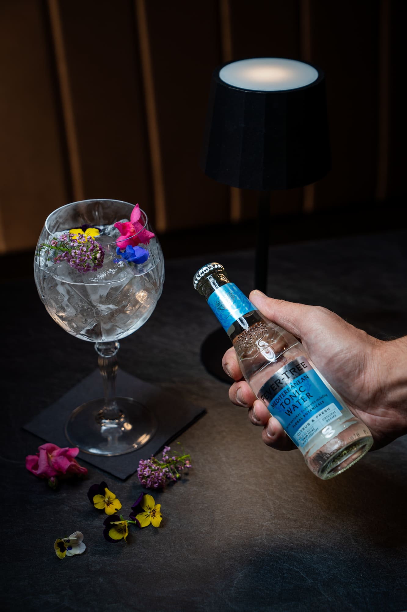 Gin & Tonic Bar Praha - Gin Twist Bar. Gin Tonic jedlé květy Mixers Fever Tree