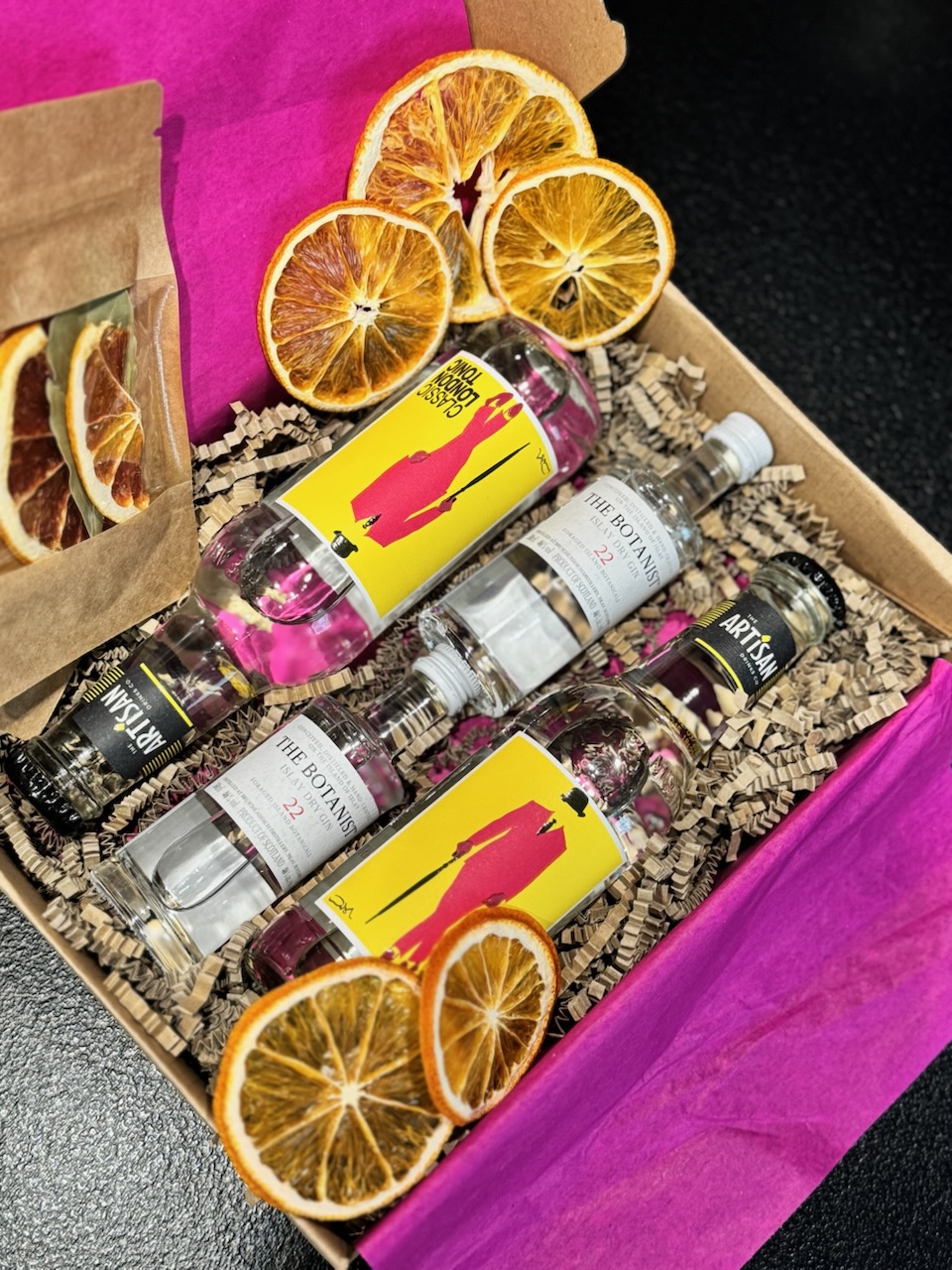 Ginové předplatné Gin Twist – měsíční balíček s miniaturou ginu, tonikem a garnish. Origiální dárek pro milovníky ginu