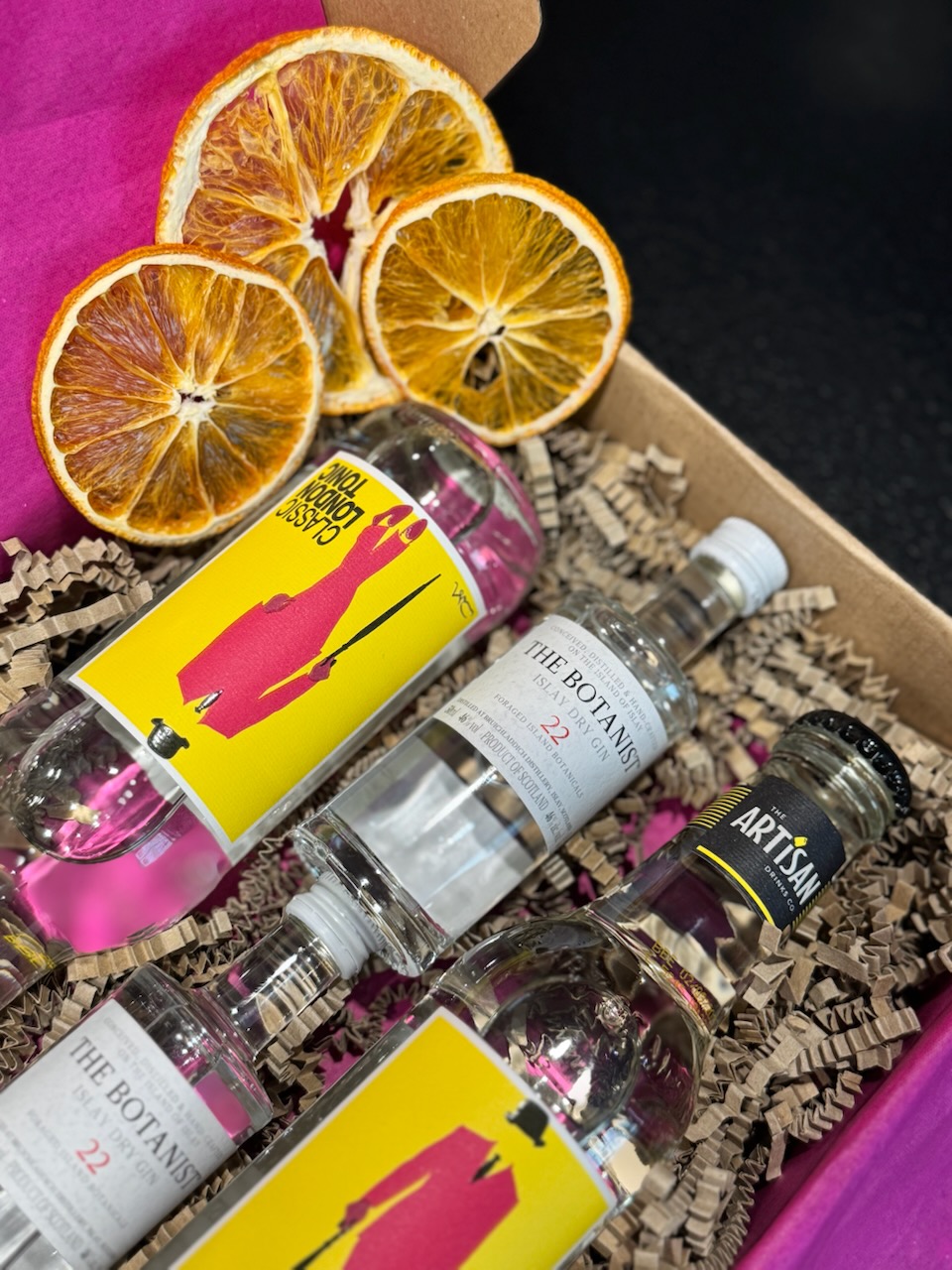 Ginové předplatné Gin Twist – měsíční balíček s miniaturou ginu, tonikem a garnish. Origiální dárek pro milovníky ginu