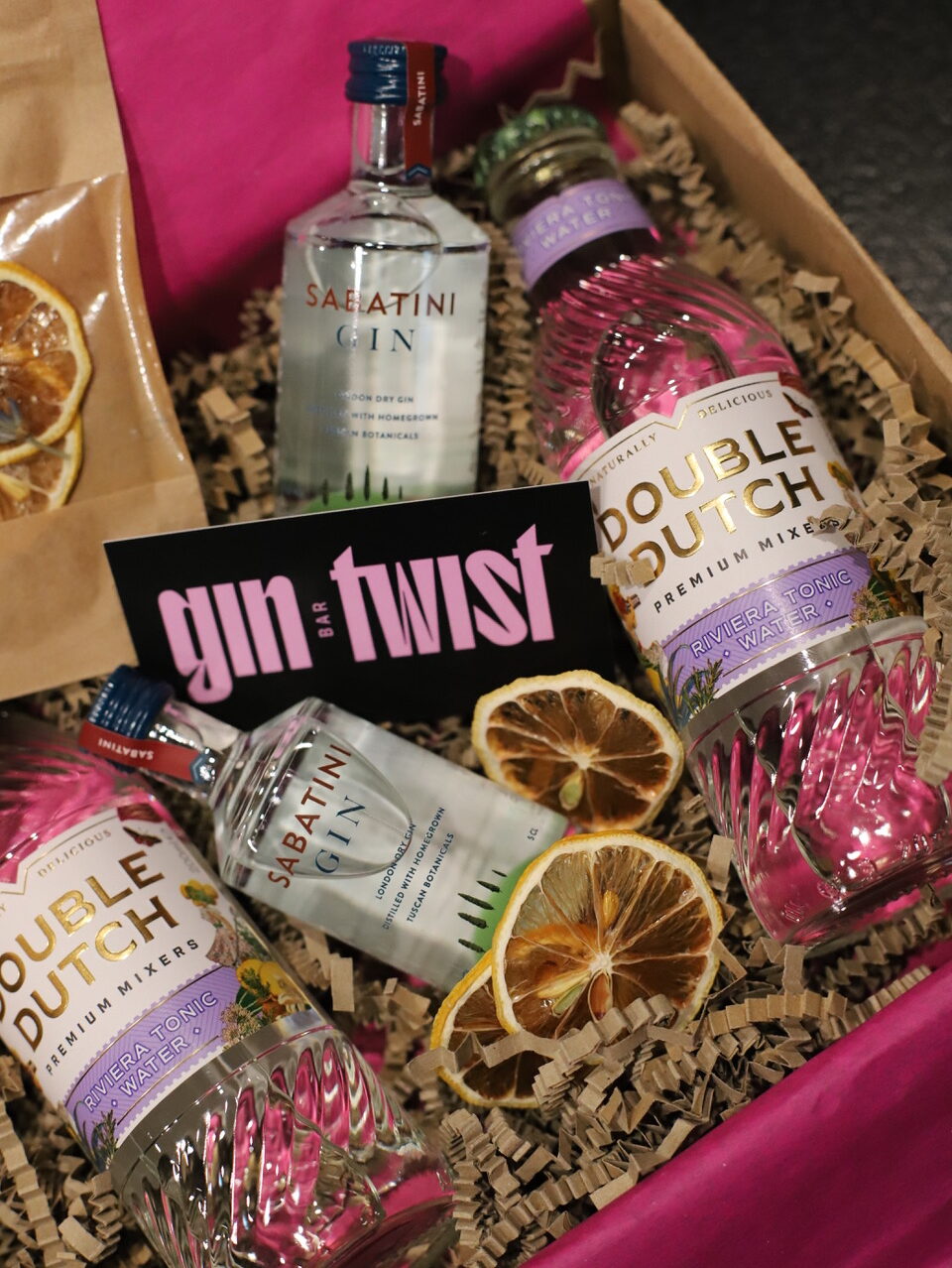 Ginové předplatné Gin Twist – měsíční balíček s miniaturou ginu, tonikem a garnish. Origiální dárek pro milovníky ginu